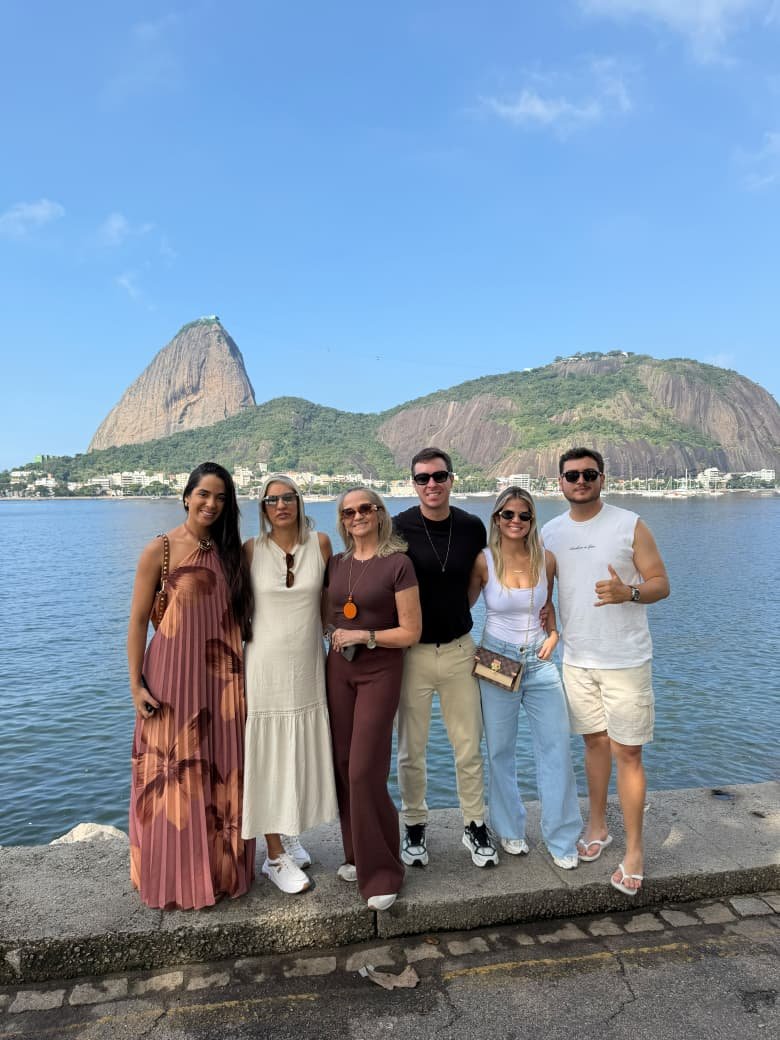 Grupo em passeio na orla