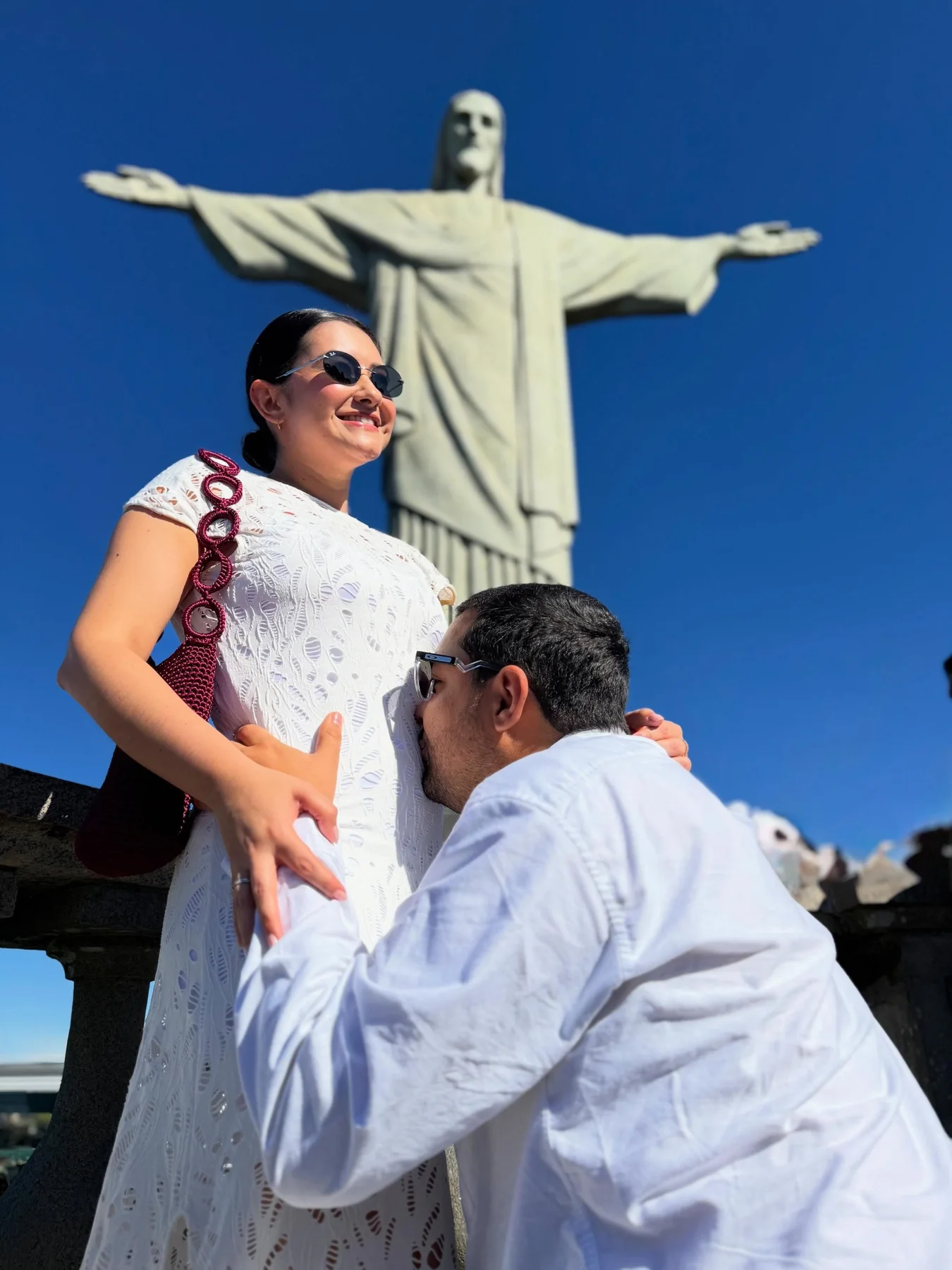 Casal em visita ao Cristo Redentor