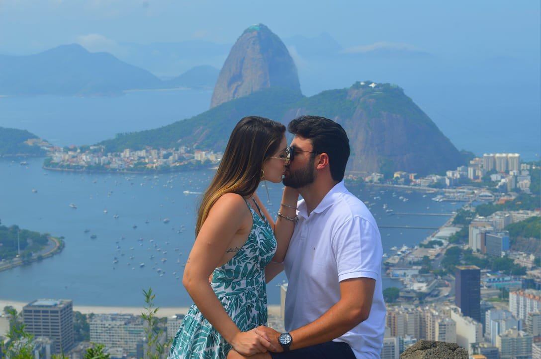 Casal com o Pão de Açúcar ao fundo