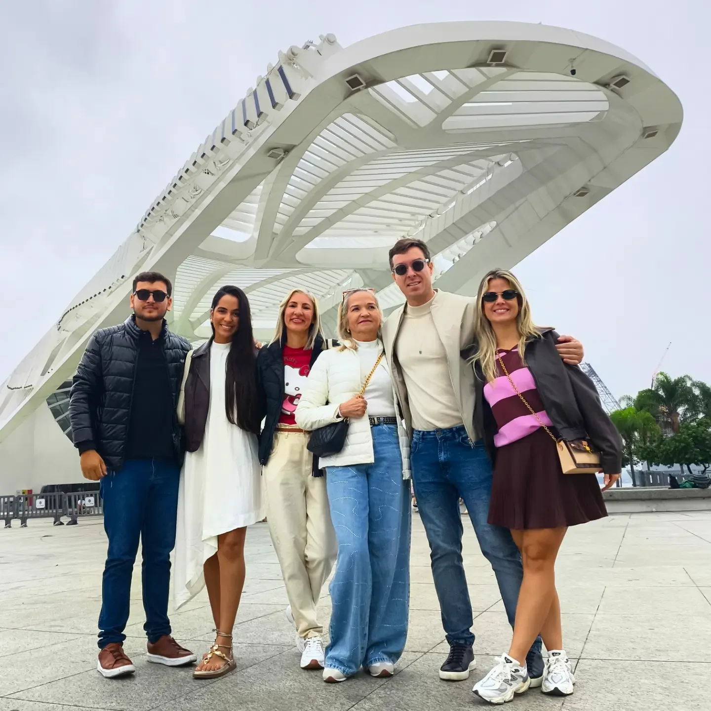 Grupo de visitantes no Museu do Amanhã